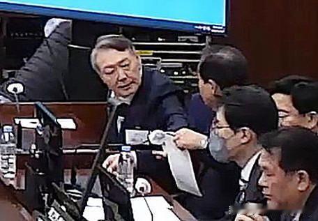 13日，韩国首尔中央地方法院刑事25部续审尹锡悦涉内乱首谋一案，尹锡悦辩护团队在