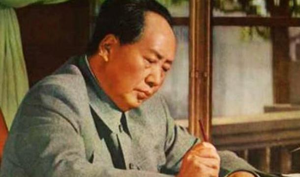 1958年，毛主席在正阳春吃了顿饭，服务员悄悄藏起了他用过的碗筷。1958年，毛