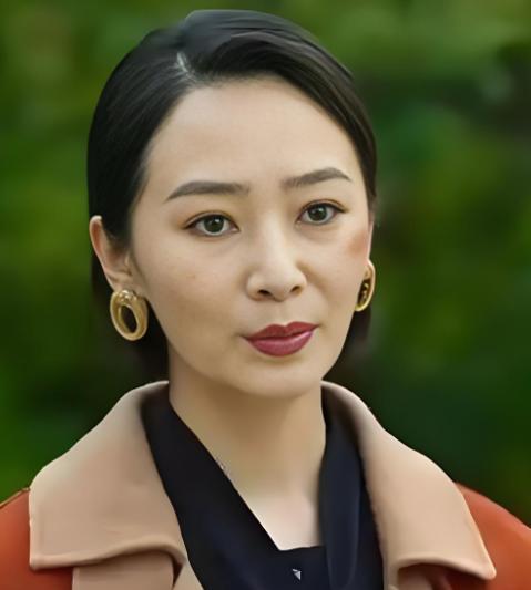 他被抓那天，全世界都劝她跑。连他亲爹妈都放话：不分手，就断绝关系。他自己，也