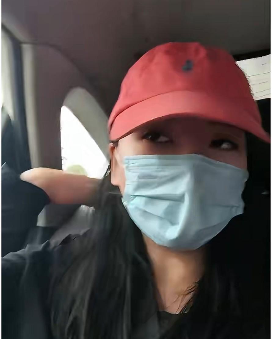 上海。女子打车不系安全带，当司机提醒她要系好安全带时，她却以:“衣服是真丝，怕