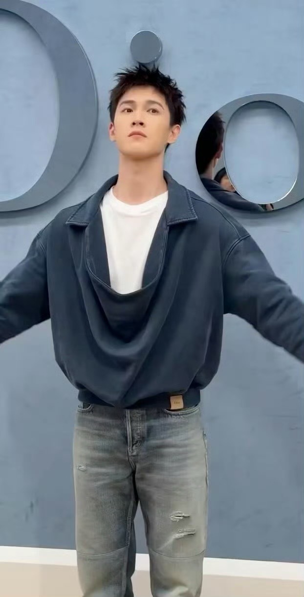李昀锐助理看起来命很苦在国外活动上很帅的李昀锐🤩​​​