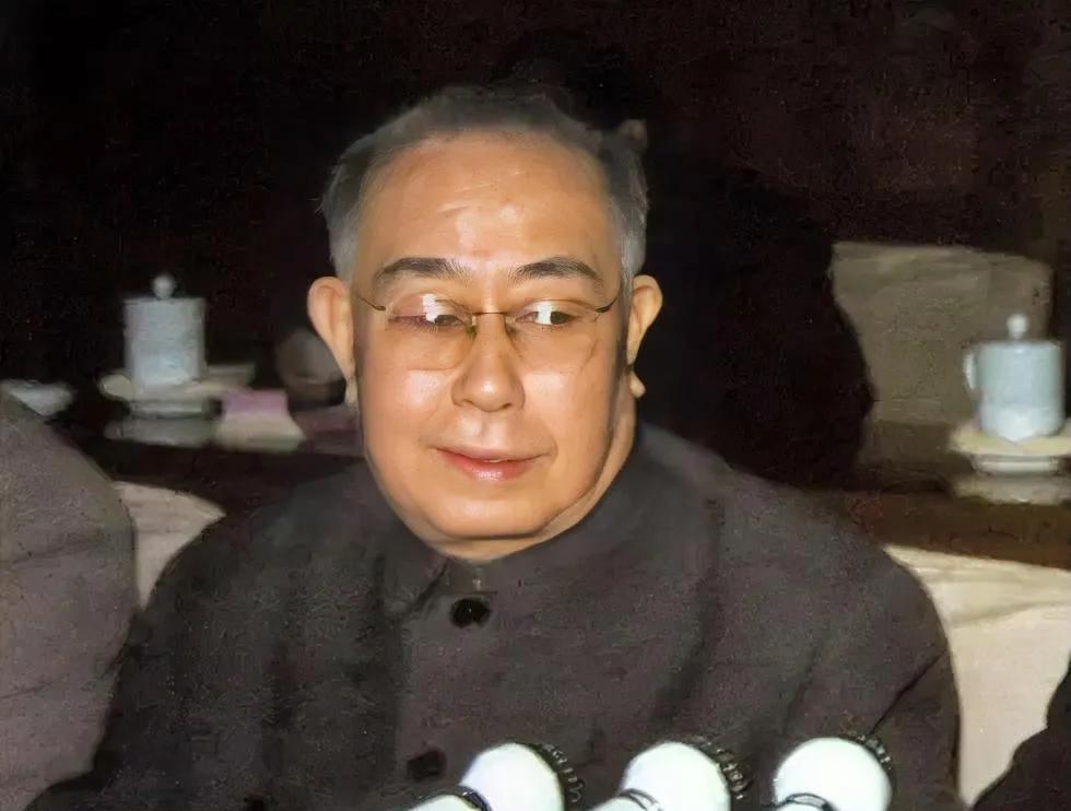 🌞从1980年5月开始，有一个人的名字从报纸上彻底消失，他的身影也不再出现