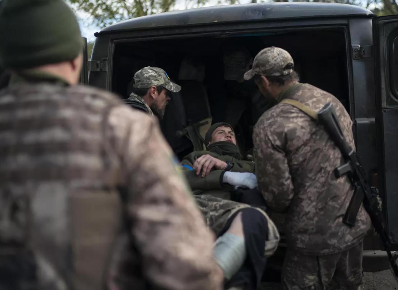 乌克兰士兵阵前倒戈，投降后帮助俄军击毙自己队友！俄军在乌克兰南部康斯坦丁诺夫卡