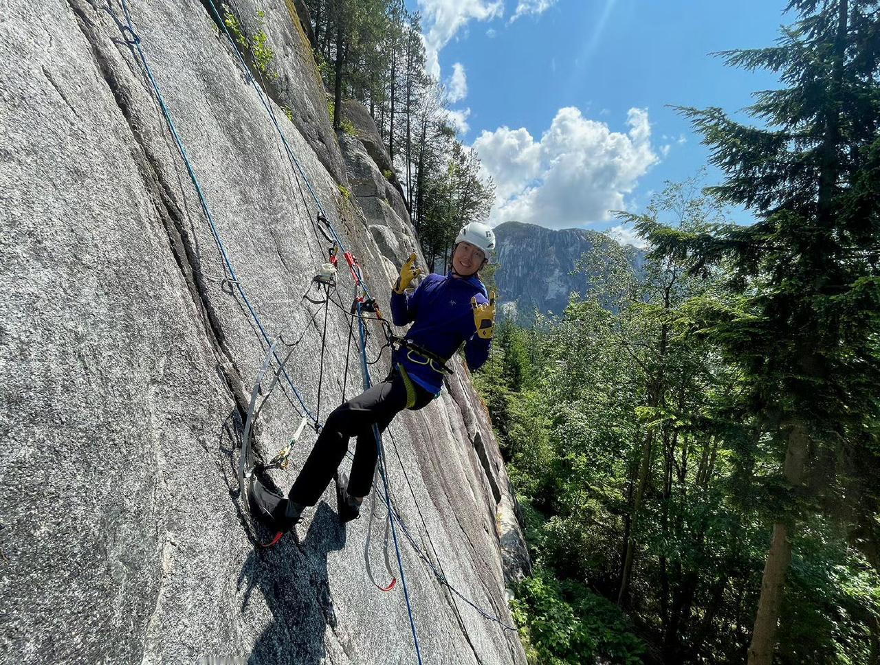 “坐在驾驶座的一博倒是轻松的很，“Yeah，buddy。”他安全带一扣，巨大的