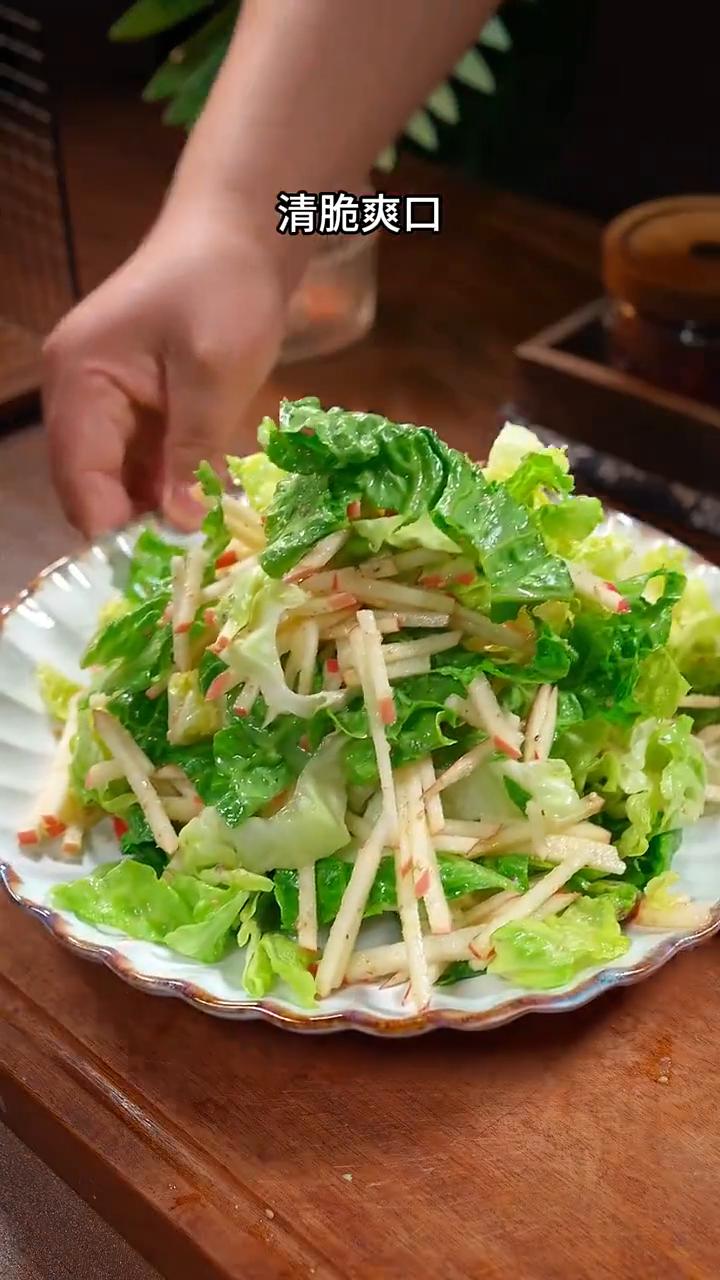 苹果拌生菜。姐妹们，我告诉你们一个秘密，为了夏天能穿上美美的裙子，我决定每天都