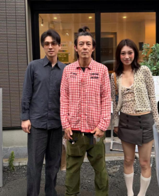 东京街头偶遇陈冠希，扎朝天辫瘦到脱相，褪去偶像光环活成普通带娃大叔！ 202