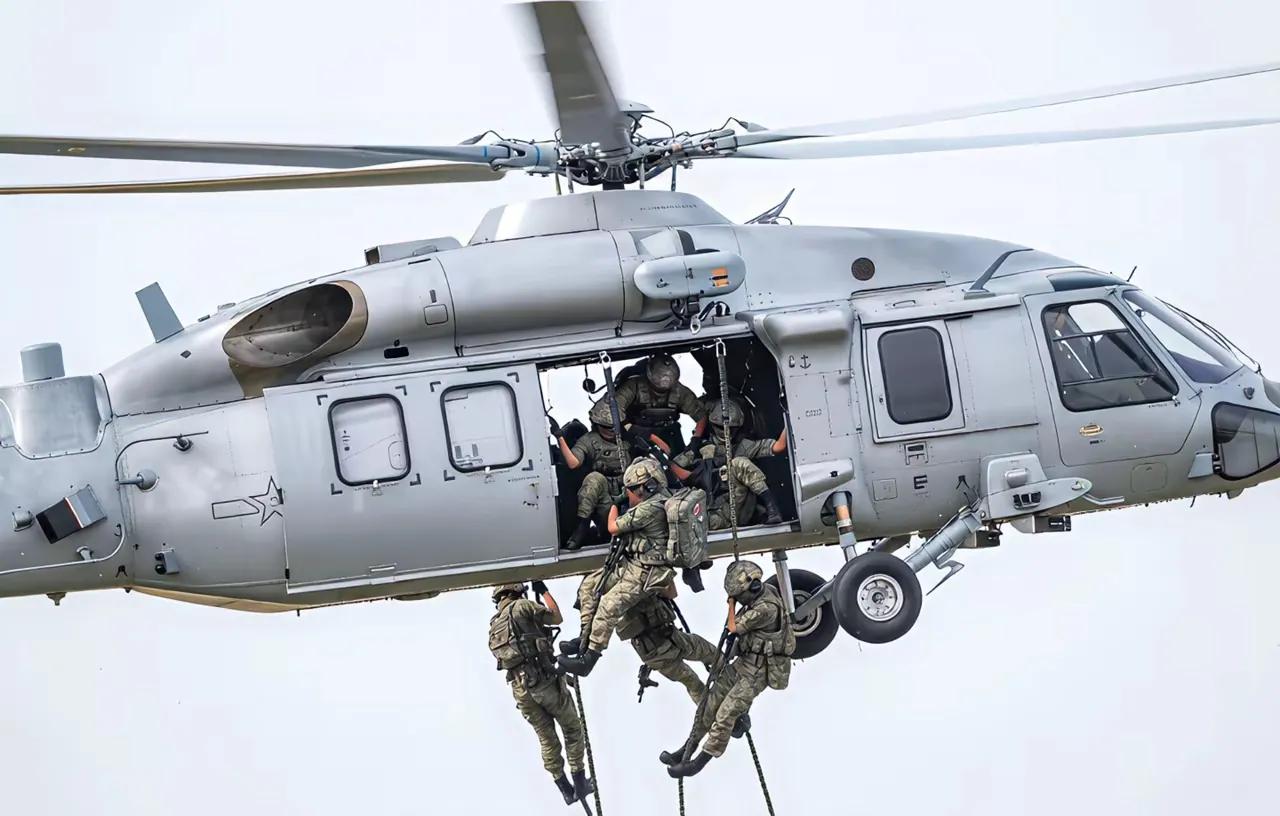 直20F悬停突降，迷彩精神小伙，一跃而出，肩膀挂着191，杀气腾腾，鹰酱范太正了