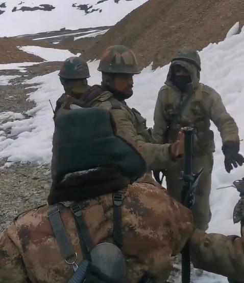 中印边境巡逻的双方官兵！印度士兵挺聪明，都跑到了远处的高处站着。要知道在双方
