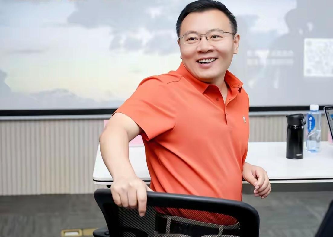真的不应该！任泽平仿佛根本不受粉丝爆仓影响，依旧笑容满面，依旧看好芯片半导体，依