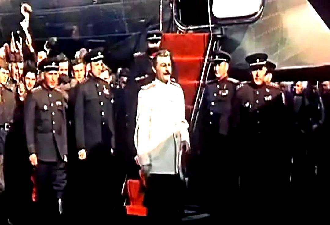 电影里，斯大林乘飞机降临柏林，烟雾缭绕，万众欢呼。但真实历史上，他压根没去过。