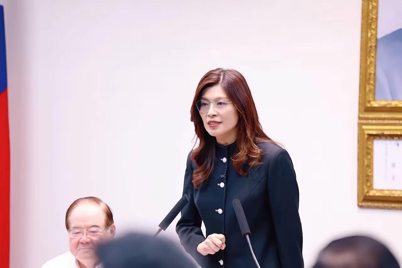 确实有点吃惊，原来郑丽文访问大陆的费用是向台湾民主基金会申请的，而基金会的董事长