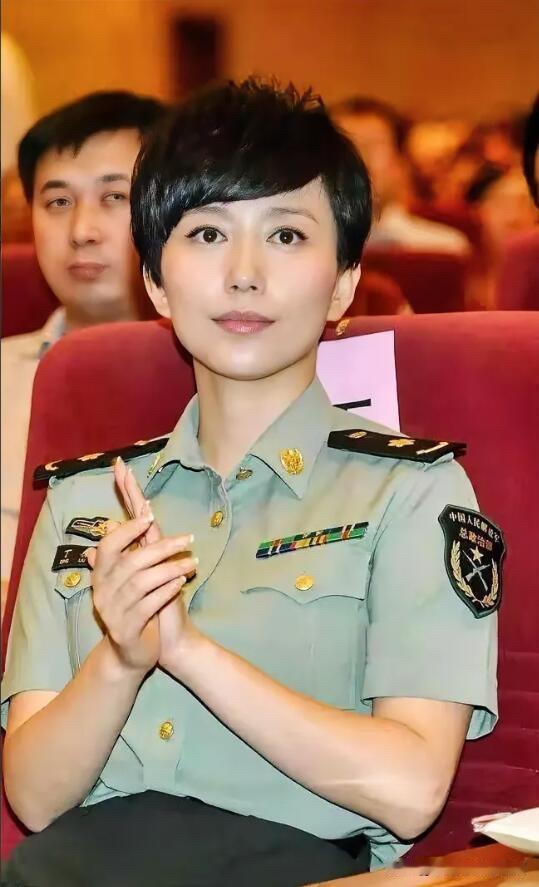 这位女演员好美，长得有点像央视主持人劳春燕，但她比劳春燕有气质。不矫揉造作的，有