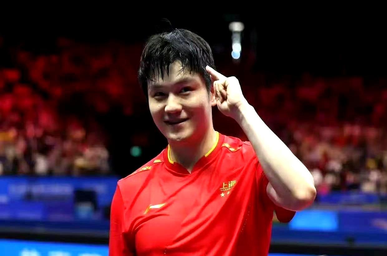 周雨这话一讲，网友直接炸锅了！“左手跟樊振东打？吃力到怀疑人生！”他