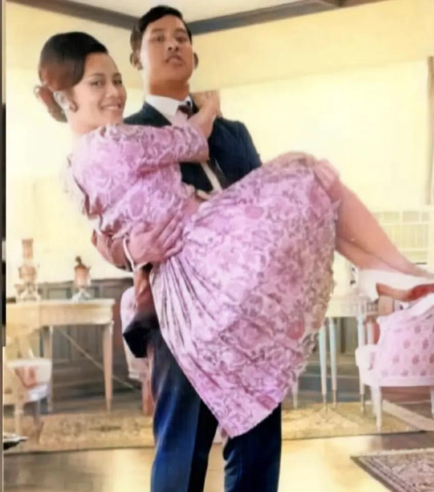 提帮功看见父亲抱祖母的这张照片会想什么呢？他也长到能轻松抱起母亲的年龄了，可实际