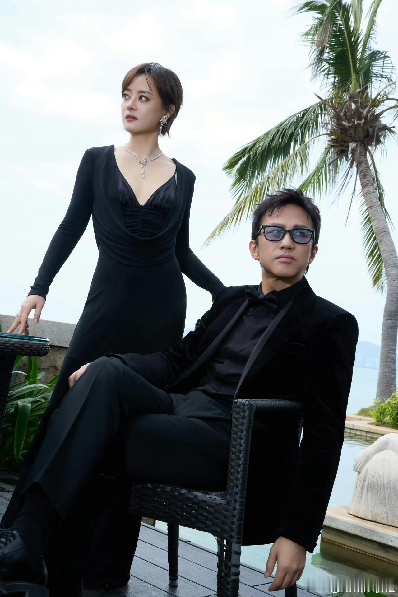 邓超瘦成男大了！近日有网友偶遇邓超，视频里他戴口罩帽子和粉丝耐心互动，眼神超温柔