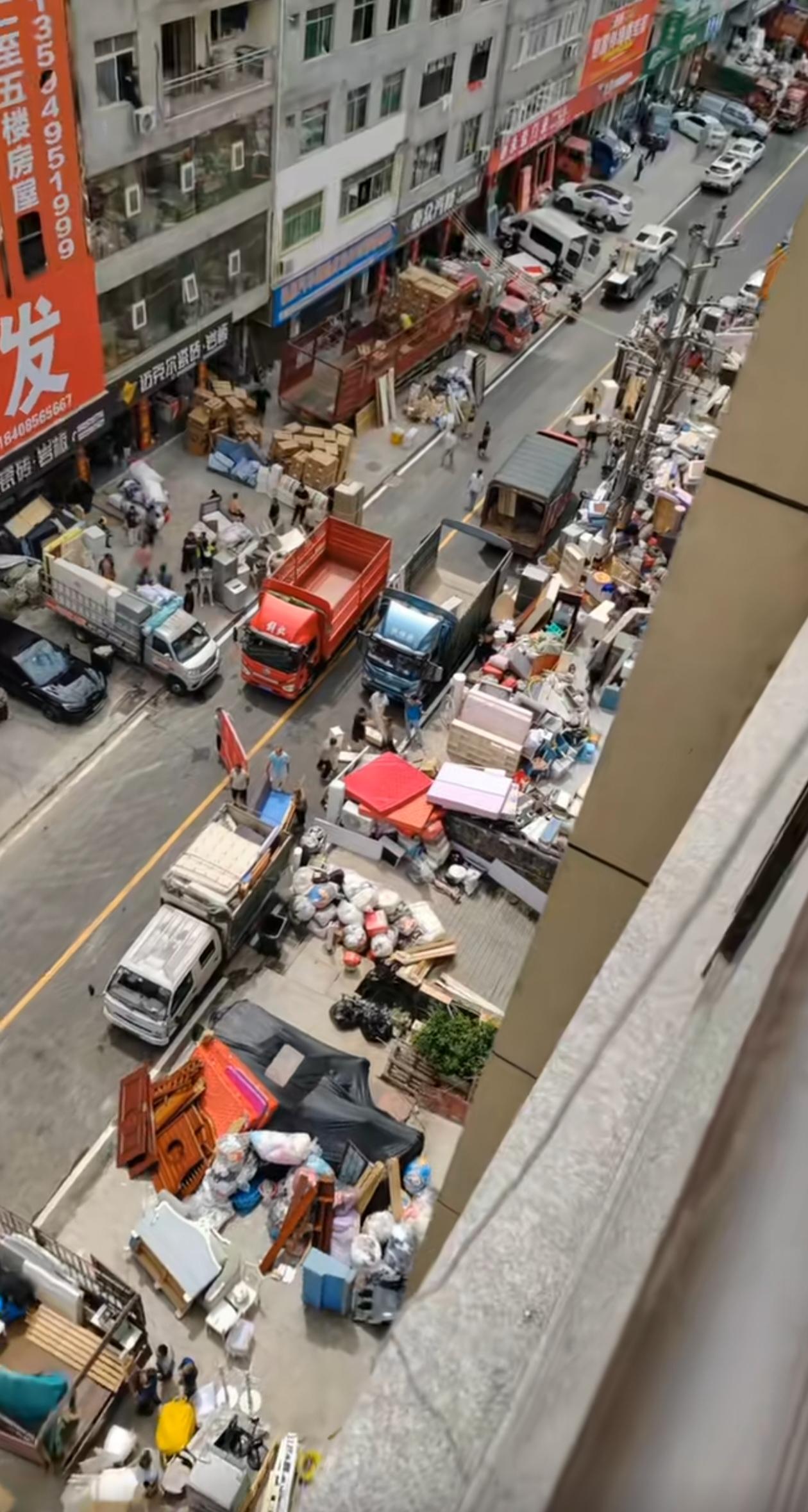 目睹重庆彭水汉葭街道部分人搬家的场景，心头不禁泛起一丝酸楚。能体会他们内心的万般