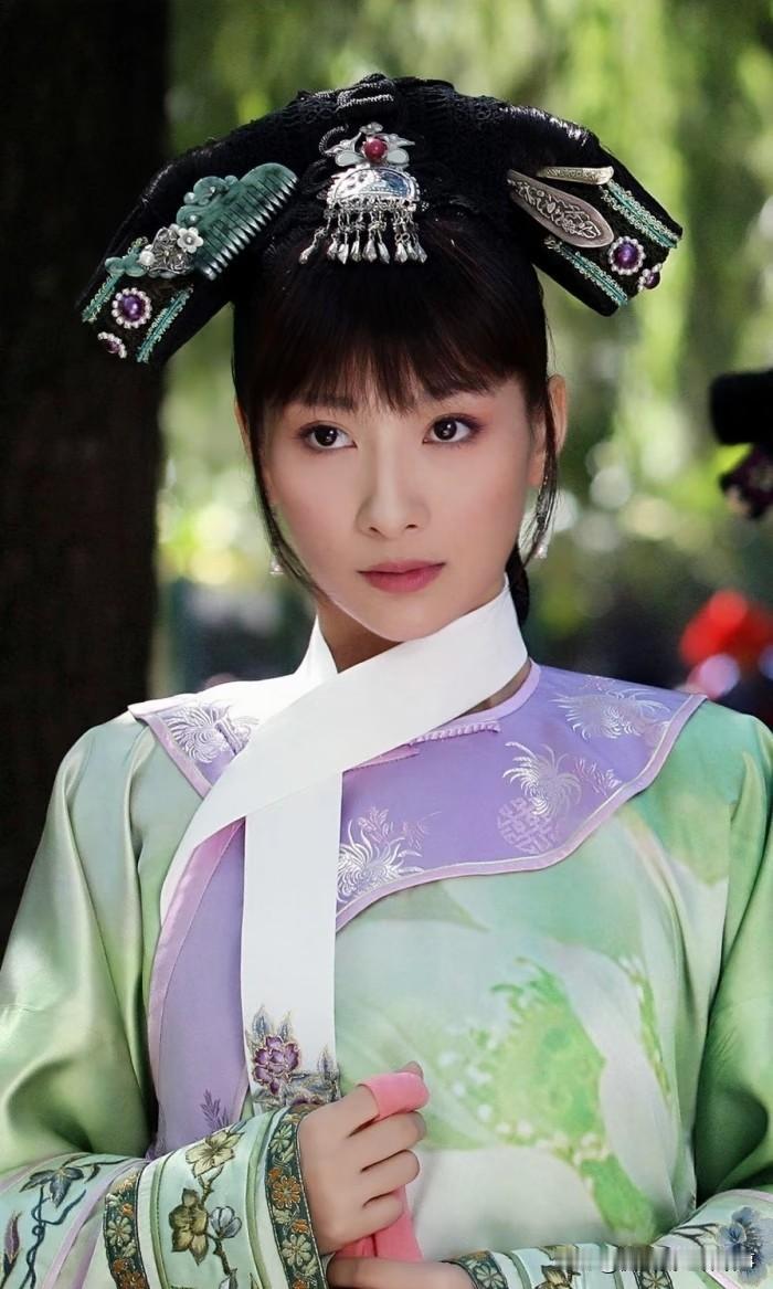 别再替甄嬛辩解了，浮光锦这事她实打实有错，不是无心之失那么简单，藏着对安陵容的轻