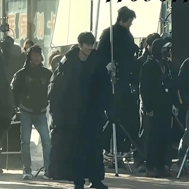 肖战在东北拍戏，直接被冻成“企鹅”了。2025年10月17日他刚到锦州拍《小