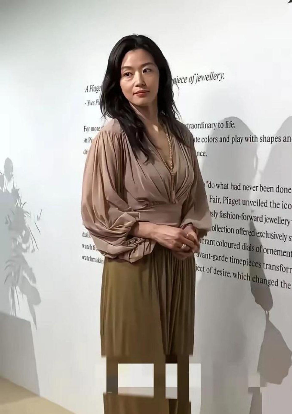 44岁韩国女星全智贤现状，为啥那么多钱不去做下医美​​​
