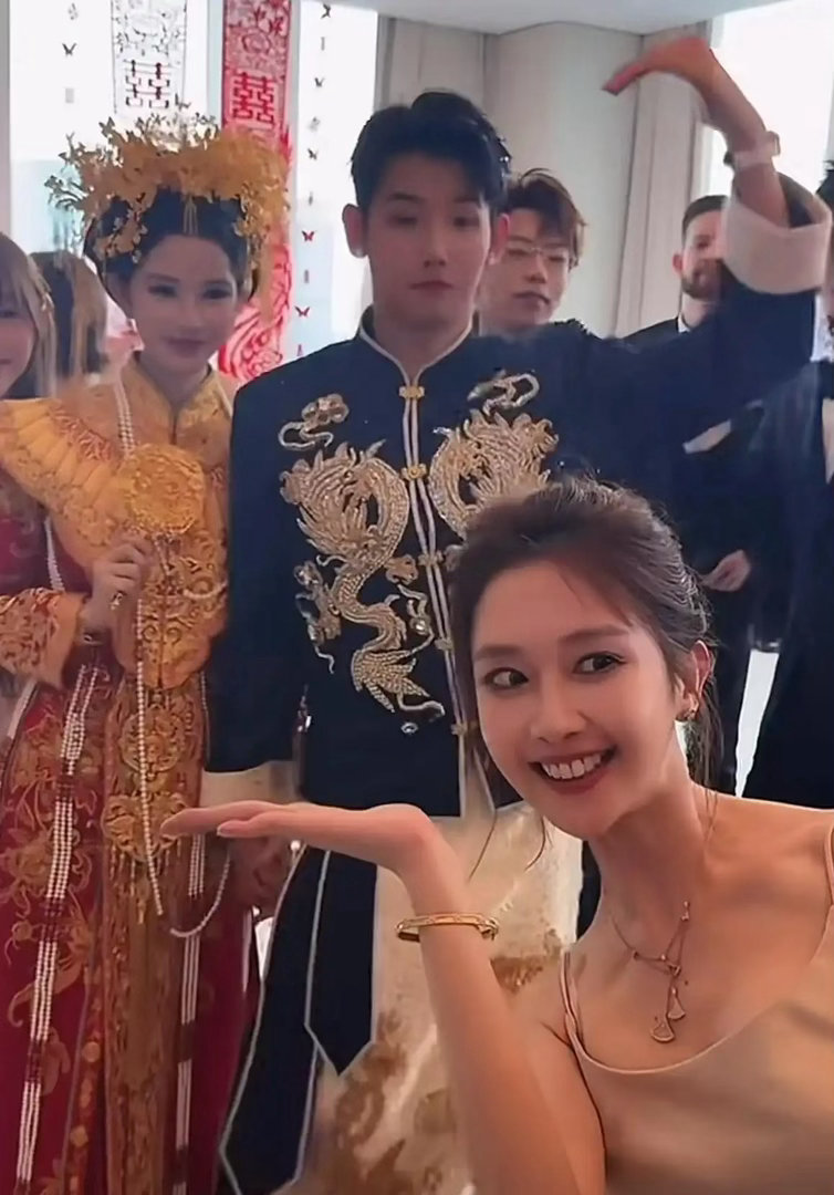 恭喜网红梅尼耶与黄婉均大婚，接亲环节仪式感十足，痞幼、卓仕琳出任伴娘到场见证幸福