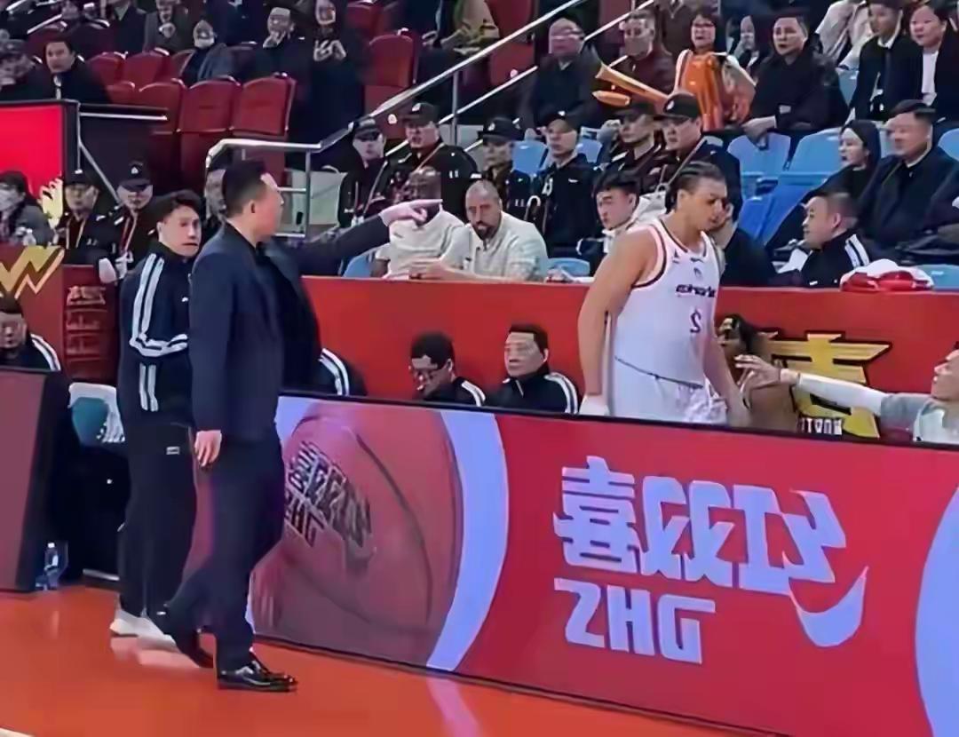 必须给上海男篮主教练卢伟一个大大的赞？很长时间以来，外援来中国赚钱总表现出一股扶