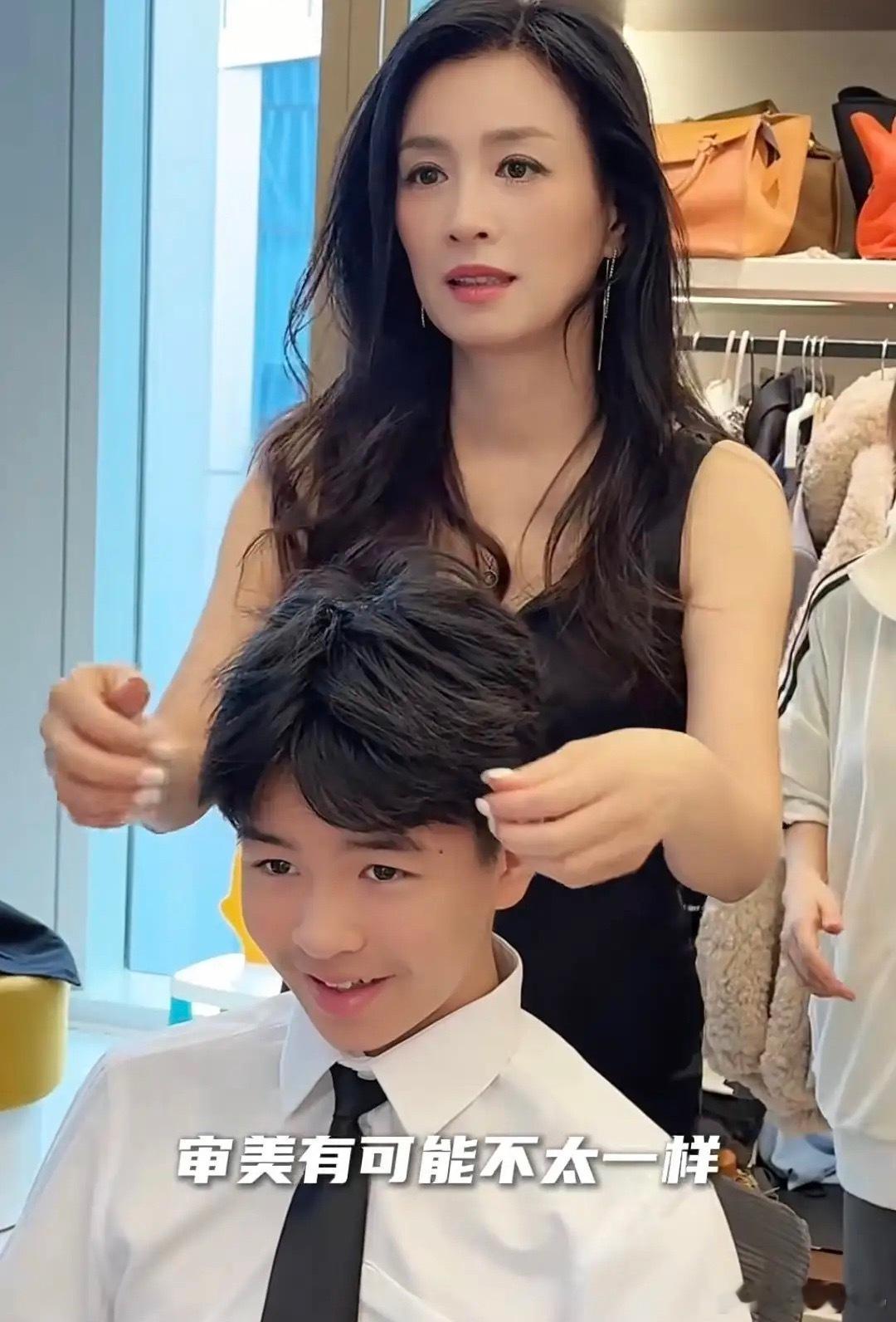 张庭拍全家福,13岁儿子长到180,女儿林希瞳身材像超模一样!