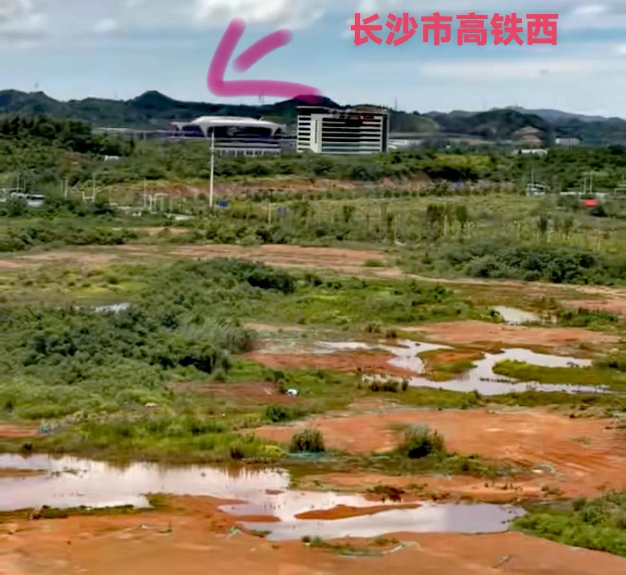 说实话，长沙高铁西站，与长沙高铁南站区别太大了。从图片上看长沙高铁西站，是不是有