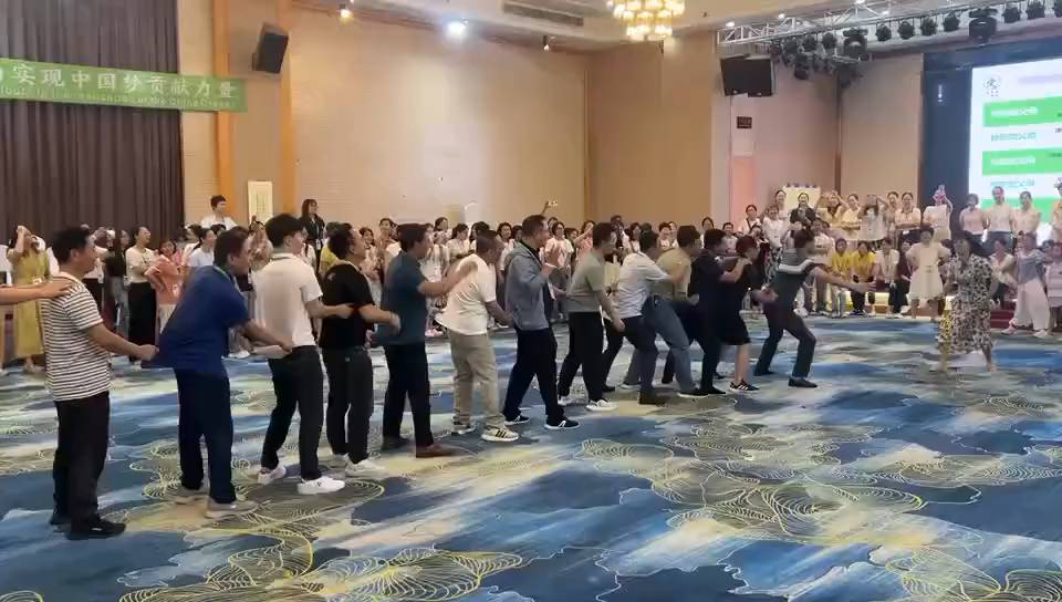 公司年会上，一位战斗力爆棚的女士和一群惊慌失措的男士们😂