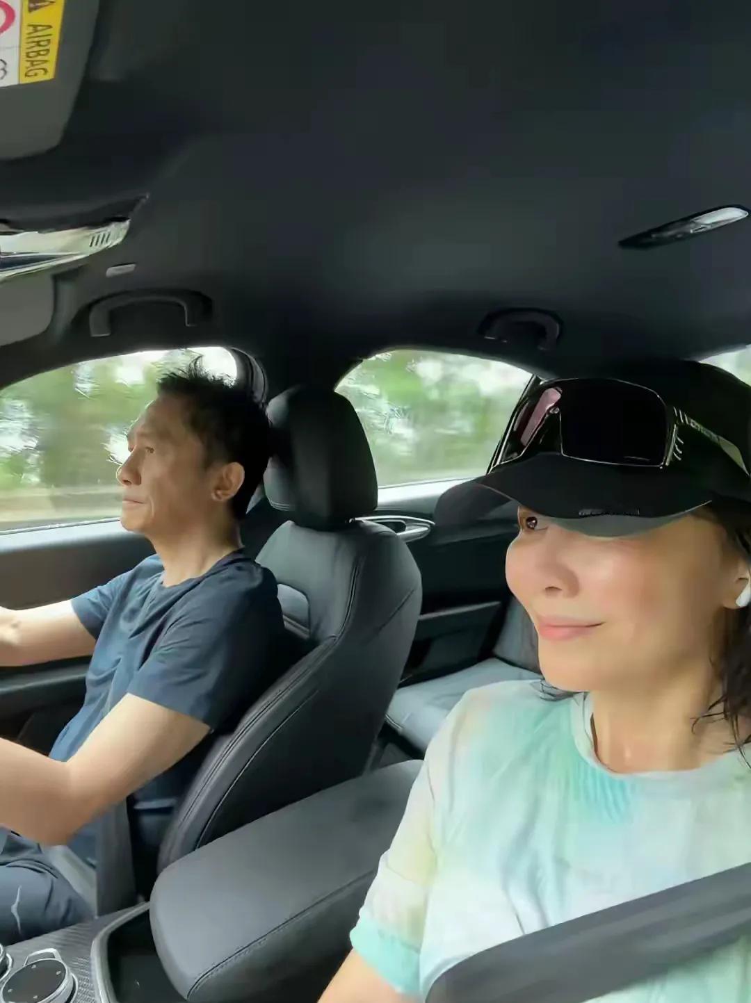 刘嘉玲在生活中也是可以得到梁朝伟的照顾的，夫妻一起外出跑步，回来的时候，是梁朝伟
