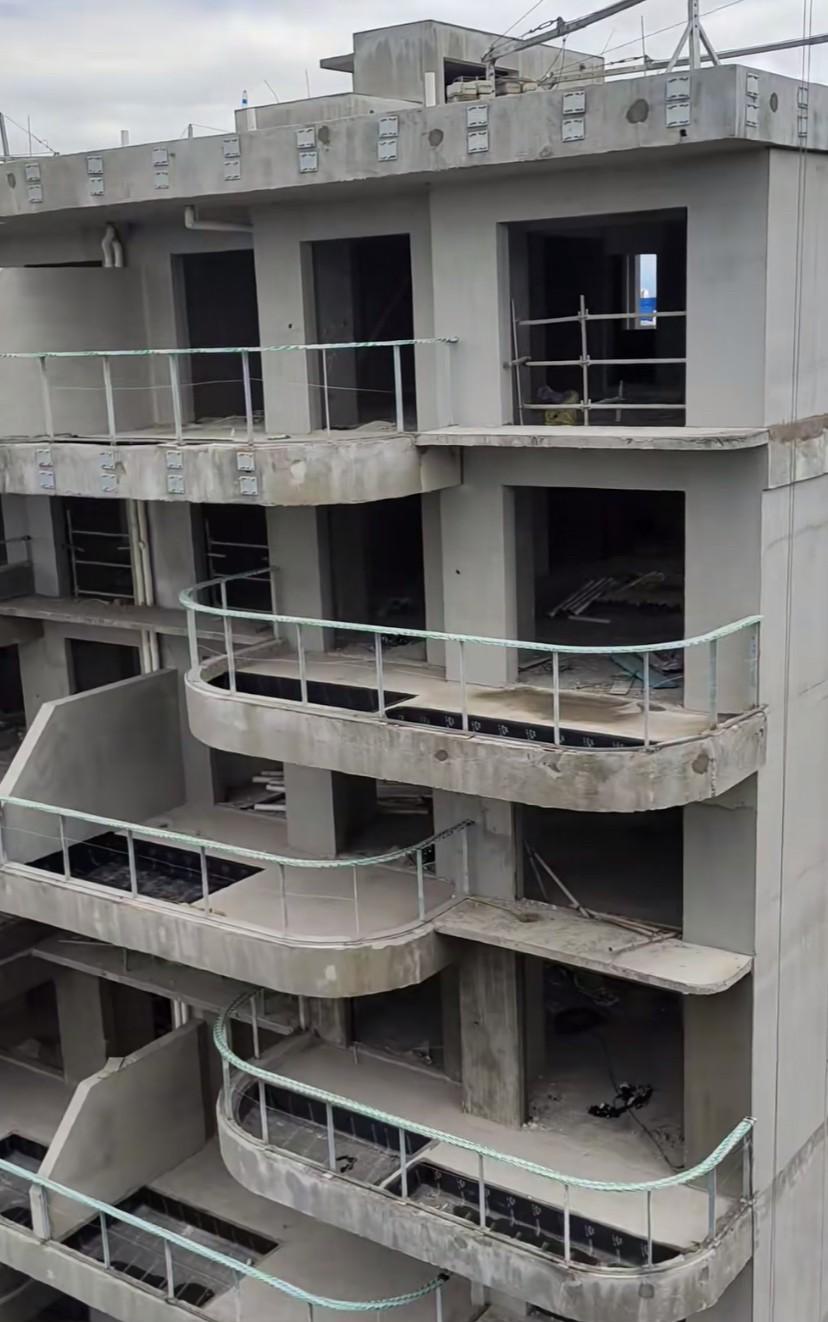 还有两个月就要交房了，这就是新一代住房建筑吧，阳台还预留了种绿植的池子。像这种弧
