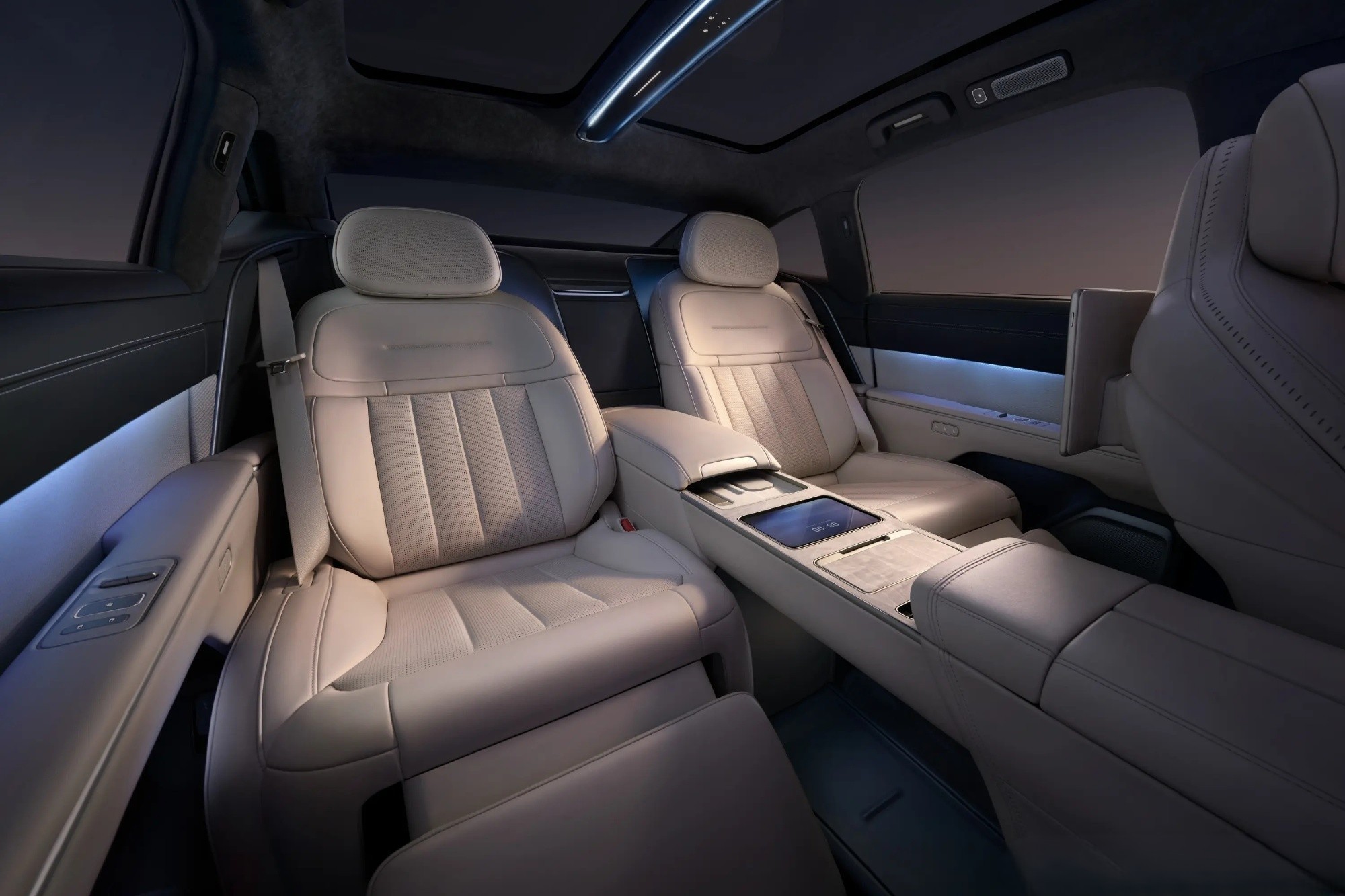 开这款旗舰车有段时间了，实打实感受到把高端体验做透了😌底盘滤震特别细腻，过减