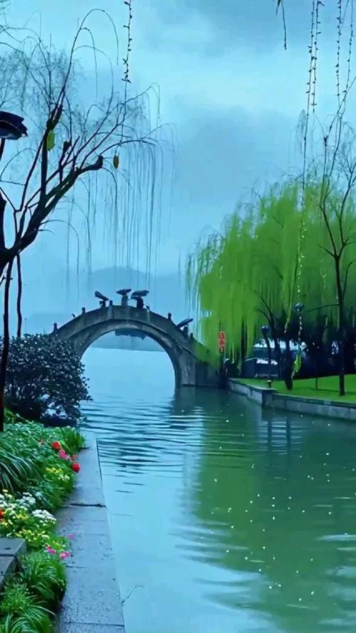 它藏在褶皱最深处，是群山忽然心软，捧出的一汪温柔。车在盘山路上无尽地绕，正当