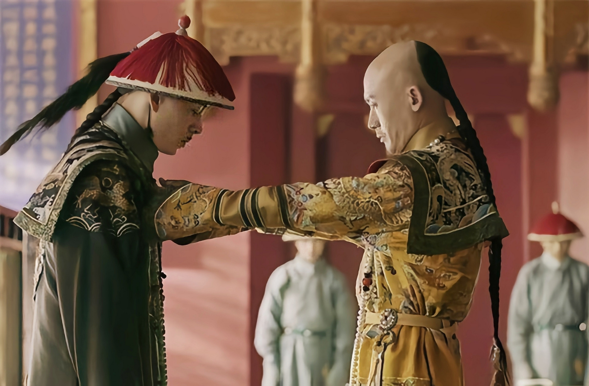 乾隆的弟弟弘昼，当着文武百官和乾隆的面，直接把军机大臣讷亲，一脚踹到地上，打了一