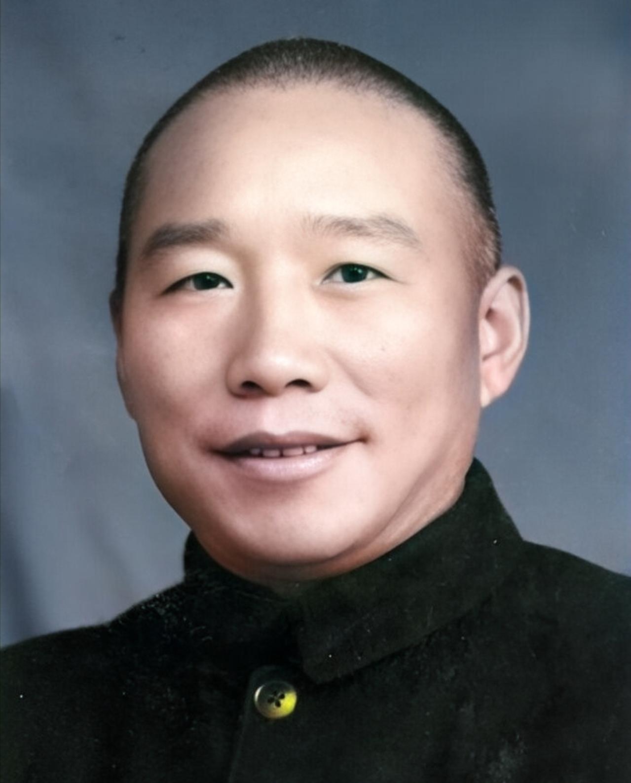 1948年，国军的一名伙夫和大部队走散了，被解放军拦下，解放军看他年纪大，便发了