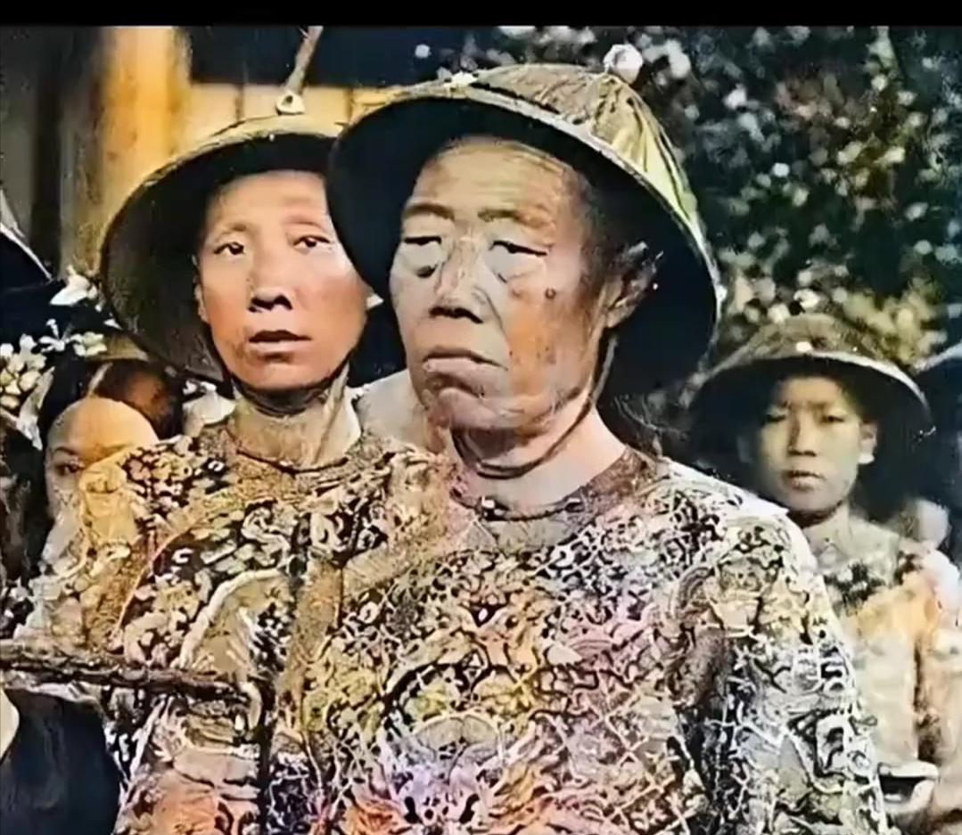 1966年，在破四旧的狂潮中，李莲英墓被挖开了，然而当人们打开他的棺椁后，不禁吓