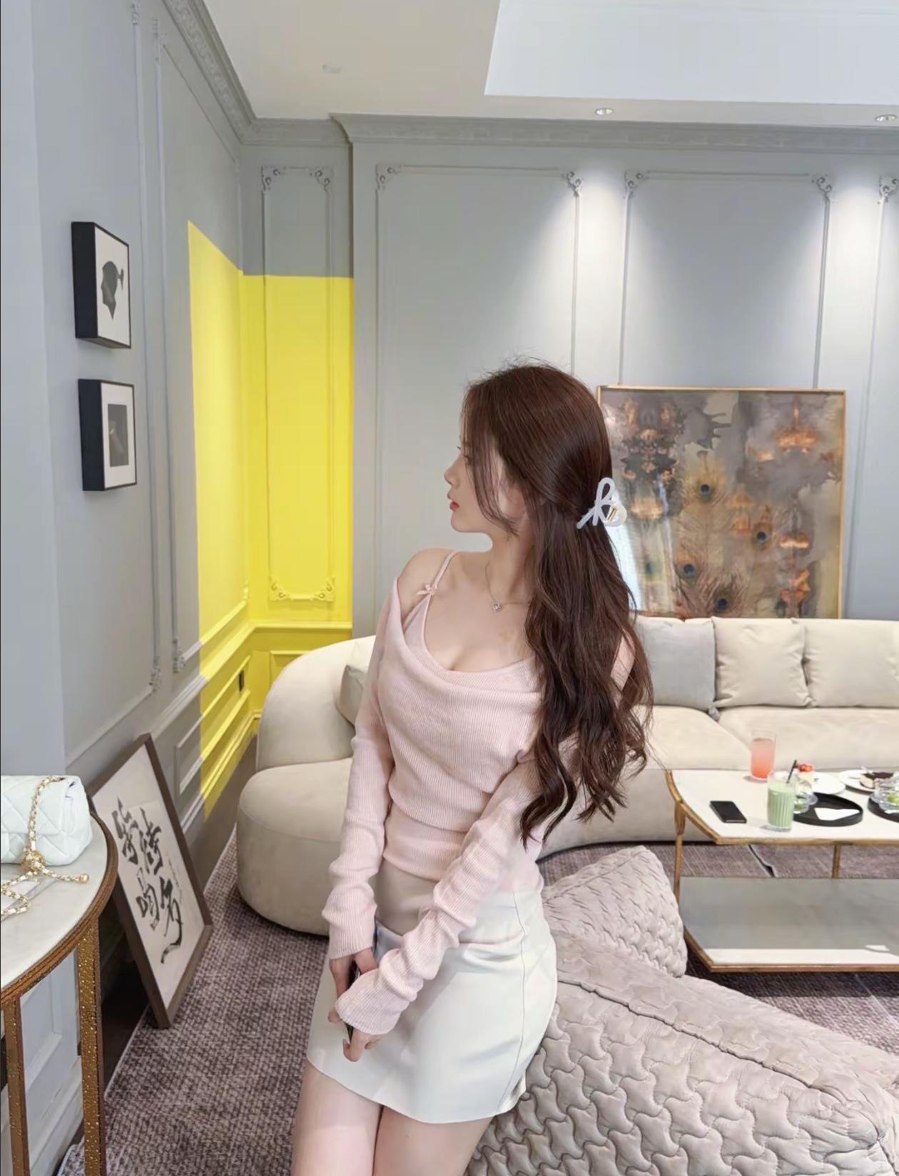 优雅客厅，甜美少女风，粉色毛衣与白色短裙的完美搭配，尽显温柔与时尚。