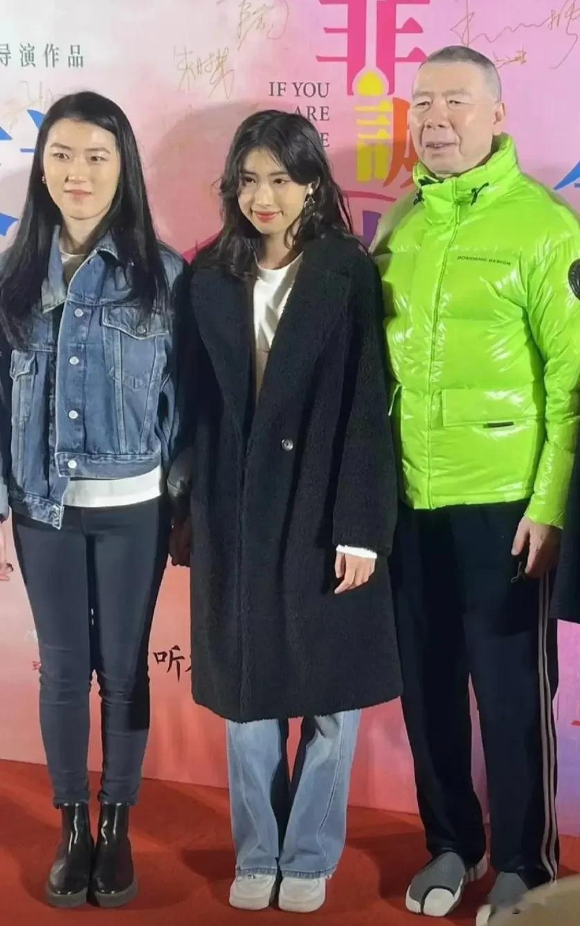 从冯导和女儿的合影里，大女儿悄悄拉着妹妹小手，真能看出她宠妹妹。冯小刚有两段婚