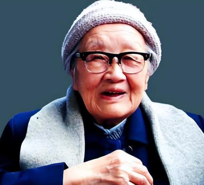 1991年冬天，80岁的朱旦华老人听到苏联解体的消息，眼泪一下子就涌出来了。她喃