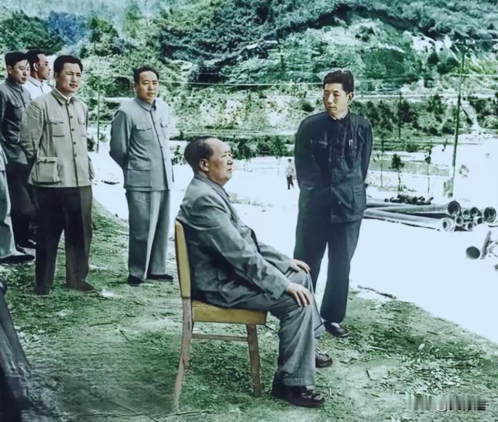 这是毛主席1965年五月在汪东兴同志的陪同下，重上井冈山时期的留影，也是他建国后