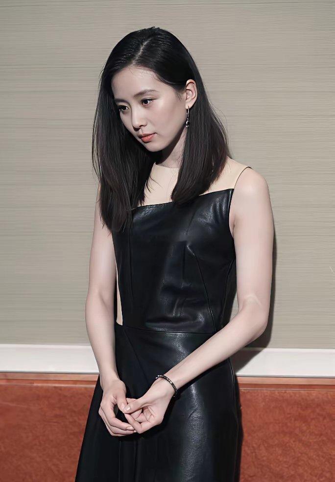 这裙子不细看还以为刘诗诗穿得吊带裙呢