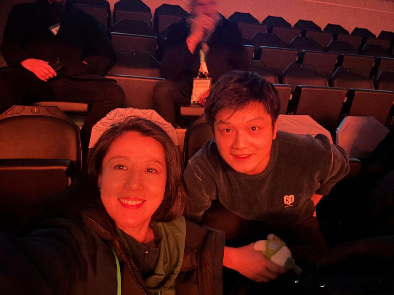 2月9日，冬奥会冠军大杨扬发文说：“时隔多年，我与老队友小阳再聚米兰冬奥，还有小