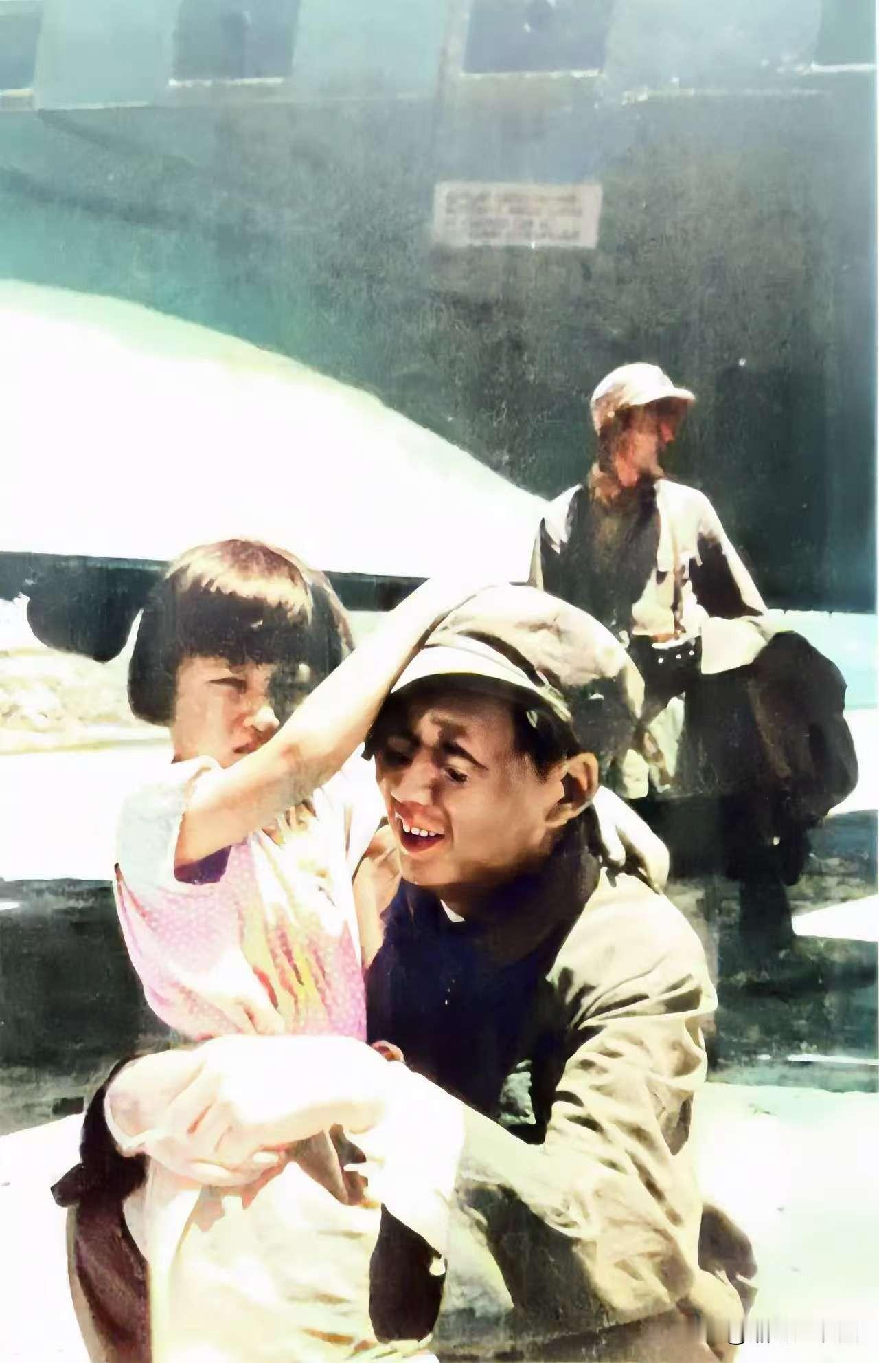 1945年，5岁的李讷和父亲在延安机场拍了这张温情满满的照片！这张珍贵的照片，李