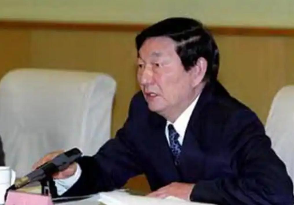 2001年，江西万载县芳林小学发生爆炸，造成42人死亡，记者追着朱镕基问。他没有