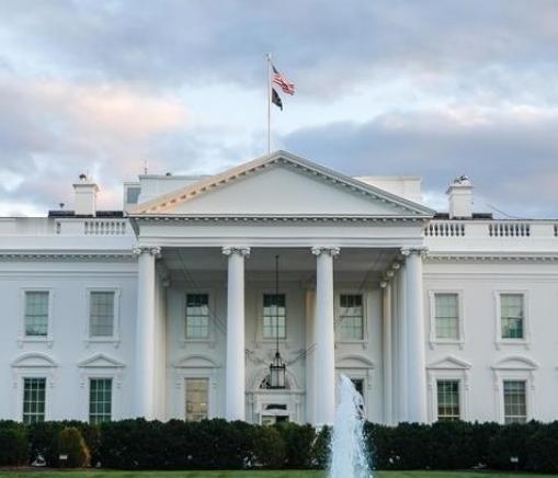 美国是一个移民国家，这几十年来美国的人口一直保持在3亿人，秘诀是什么？就是只要你