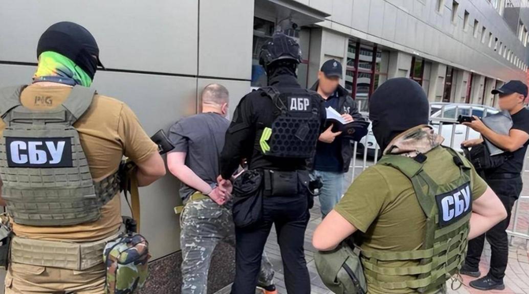 这帮人的心思真的坏到骨子里了，算盘打得噼啪响，就等那位官员走到门口的瞬间，远程按