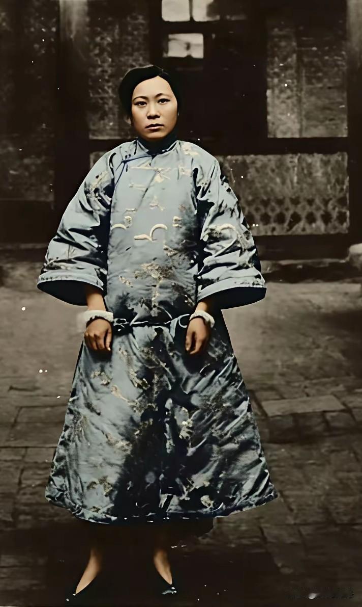 这个戴着手铐的女子，百年前在东北是非常有名的，江湖报号驼龙，出身本来是良家女子，