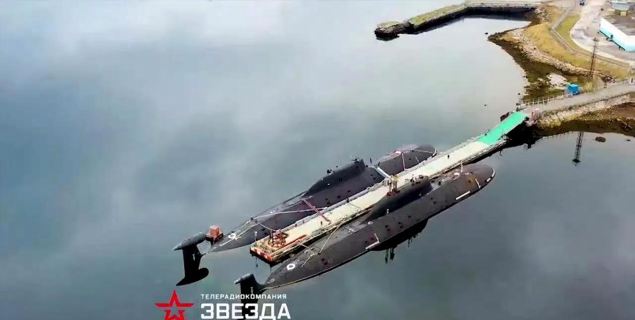 2085年，俄罗斯空天军的“无畏号”天基太空港，以及系留的2艘971“阿库拉”级