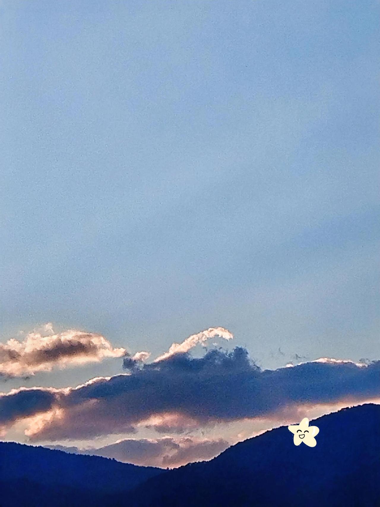 云海翻滚，山峦起伏，宛如仙境。🌄🏔️✨