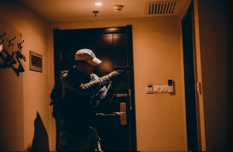 酒店偷拍盗摄黑色产业链曝光，简直是细思极恐！11月20日“付费看万部酒店偷拍视频