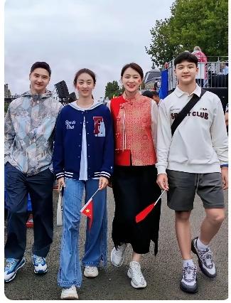 奇怪了！田亮一家人除了妻子叶一茜的脖子看上去比较正常，为什么田亮和两个孩子的脖子
